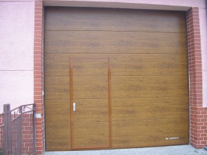 Priemyselná garážová brána Dub Rustikal -Personálne dvere
