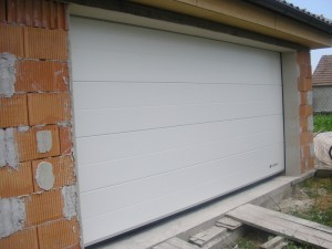 sekčná garážová brána biela,hladká,stredová drážka Oľdza