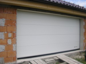 sekčná garážová brána biela,hladká,stredová drážka Oľdza