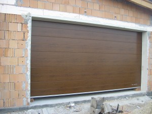 sekčná garážová brána zlatý dub 