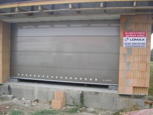 lakovaná garážová brána Ral - 7048