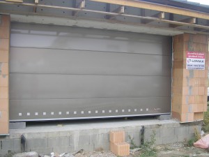lakovaná garážová brána Ral - 7048