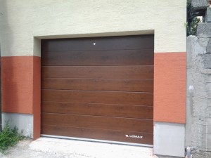 sekčná garážová brána - imitácia dreva nusbaum- Jaskov rad