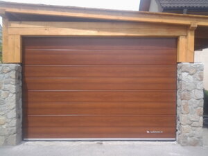 sekčná garážová brána - imitácia dreva balsamico-Bratislava