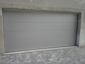 sekčná garážová brána - silver 9006 hladká