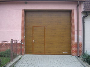 Priemyselná garážová brána Dub Rustikal -Personálne dvere